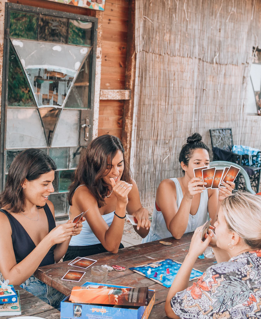 Groupe d'amies autour d'un jeu de société
