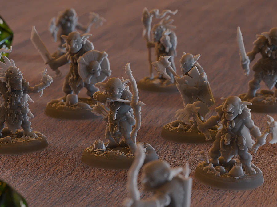 Figurines de gobelins et dés de jeu de rôle
