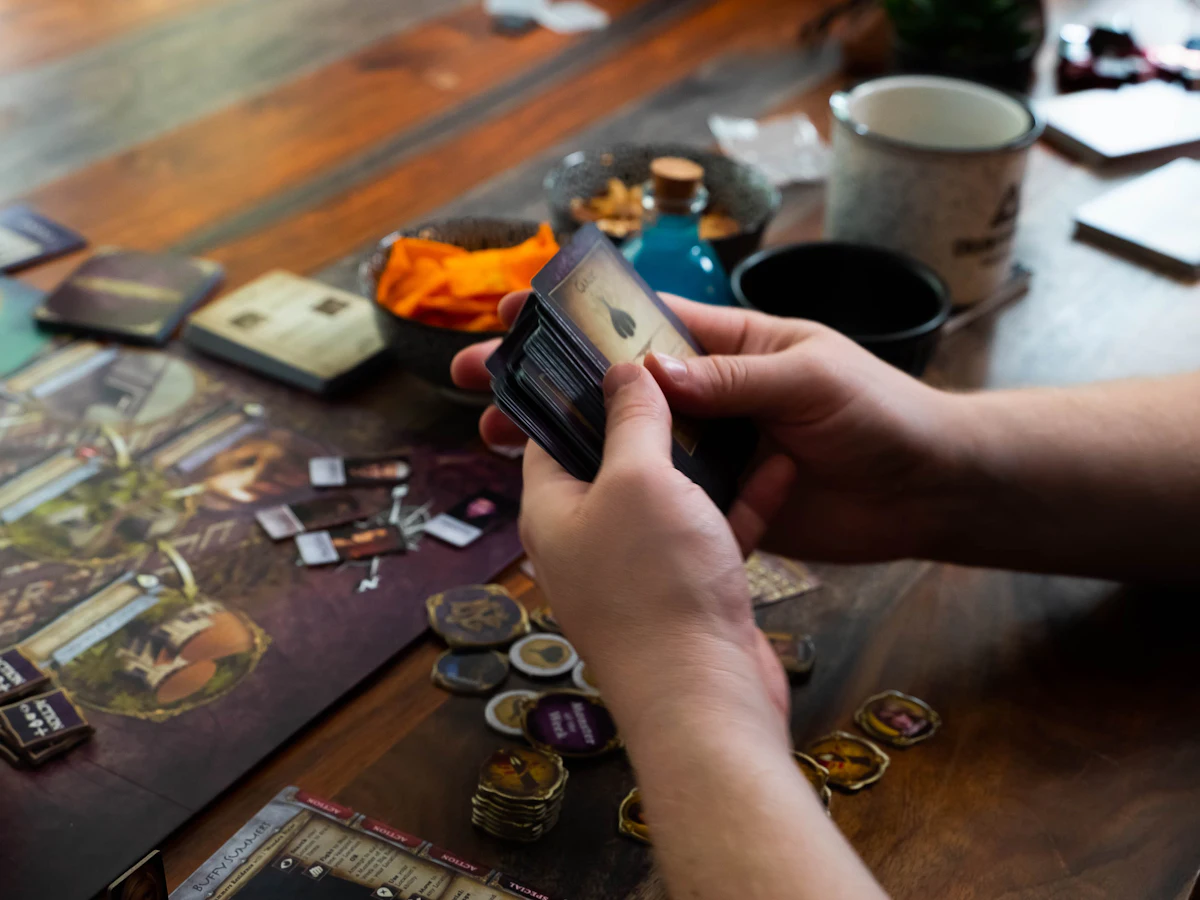 Mains de joueurs autour d'un plateau de jeu